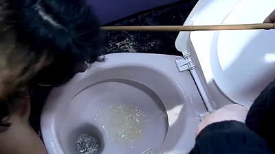 Mtumwa wangu mzuri wa ngono Melanie Memphis. Yeye ni mtumwa ninayempenda zaidi, anaonekana hana hatia, mchanga, katika ngono ya mkundu, kuigiza, na ninaweza kumtumia wakati wowote ninapotaka. Sehemu 1.